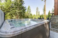 Group friendly, mt-view home with firepit, bunk house and screened-in dining