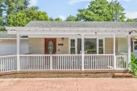 Central Wilmington White House: A Family-Friendly Haven Where Pets Are Welcome Hotels near University of North Carolina Wilmington