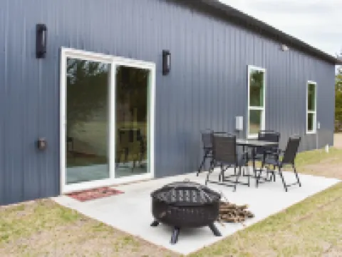 WhiteTail Cabin with Shuffleboard, Fireplace, WiFi, South of Norman Hotels in McClain County