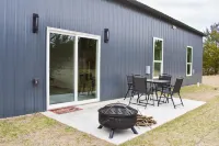 WhiteTail Cabin with Shuffleboard, Fireplace, WiFi, South of Norman