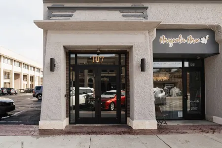 Modern Apartment Downtown~Troy