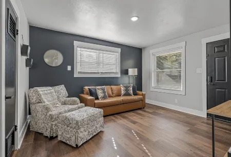 The Onyx & Oak Retreat – 3Br Home w/ Large Yard in Jonesboro Отели в г. Джонсборо