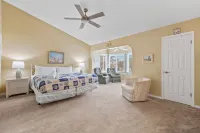 Panama City Beach 2 BR 2.5 BA townhome!  Steps to beach access! Blue Gravity附近的飯店