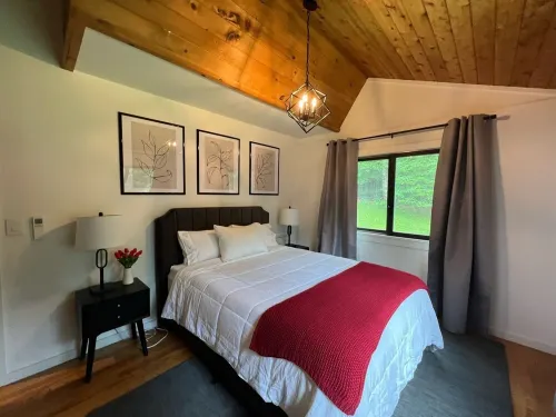 Sophisticated and secluded Lenox Mt retreat minutes from Tanglewood. New listing