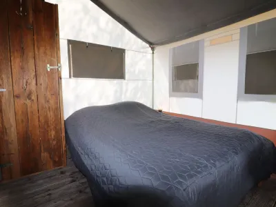Lodge in Twijzel for 8 Person Hotel dekat Buitenpost