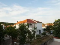 Apartments Paula Hotels in der Nähe von Dječje igralište Perla Nero