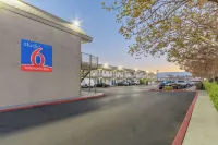 Motel 6 Hayward, CA- Silicon Valley Gateway - parking