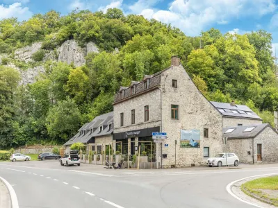 Luxurious villa with heated pool Hotels in 