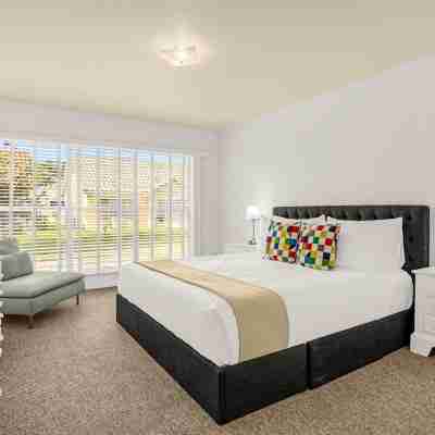 Spacious Home w Garden BBQ and Games at Golf Club Rooms