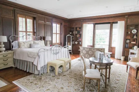 Inn at Evergreen Отели рядом с достопримечательностью «Henry House Hill»