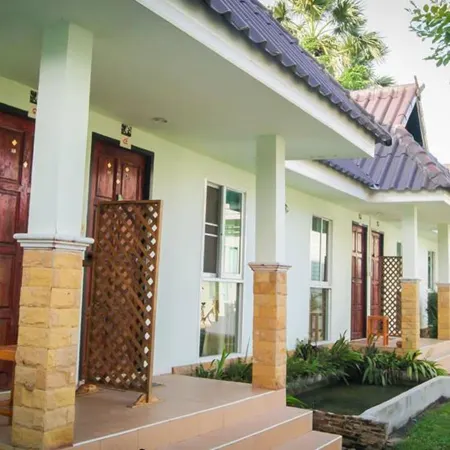 Leelawadee Resort Отели рядом с достопримечательностью «Ват Си Чум»