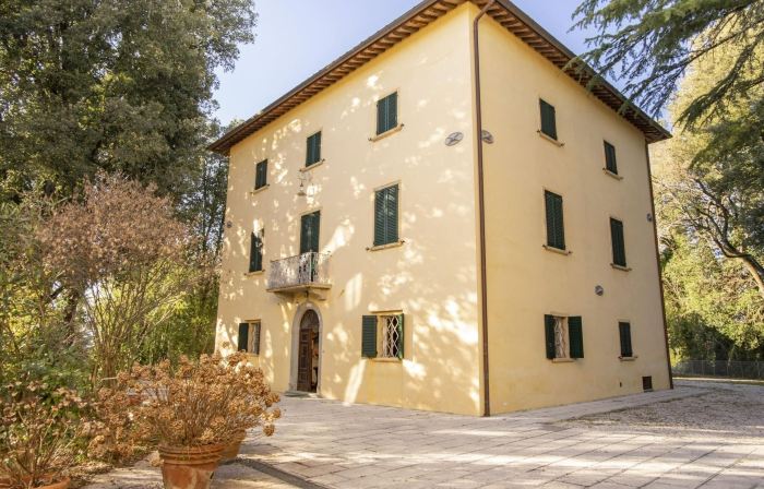 Apartment Near Donatello Sculpture