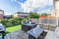 Luxury 3Br 2BA Townhome with Private Hot Tub, Gym, BBQ by Globalstay Hotels in Stoney Creek