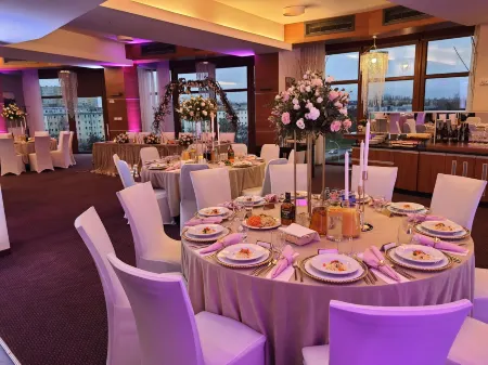 Vestil Hotel Отели рядом с достопримечательностью «Piotrkow Old Town»