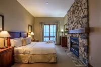 Equinoxe by Rendez-Vous Mont-Tremblant Hotels near Lac Moore