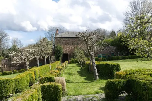 Cosy Secret Cottage in a Beautiful Walled Garden Hotels in Heddon-on-the-Wall