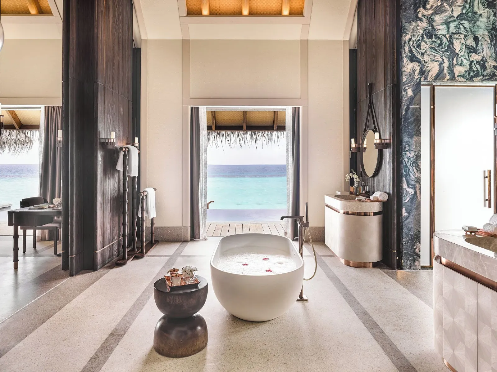 자연 채광과 현지 감성이 공존하는 비치 빌라 내부