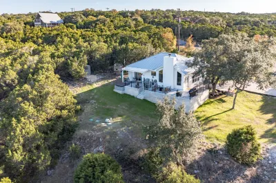 Gorgeous Home with Hot Tub 5Min from the River