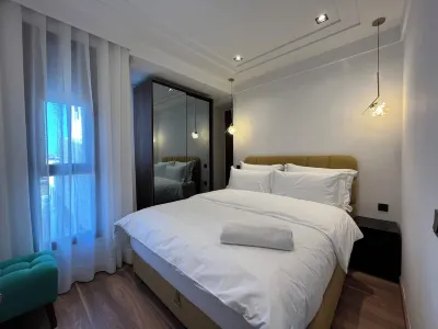 Les Joyeux Luxury Suites & Appart Hôtels à : 