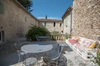 Les Cailloux Dorés Hôtels à : Sauve