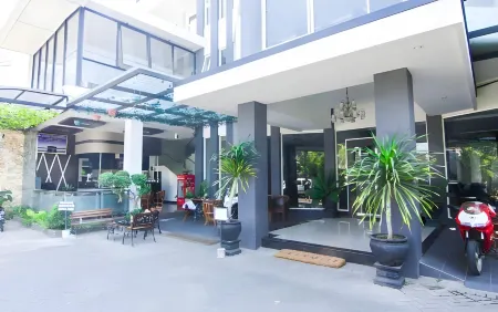 Hotel YNO Castle Kepanjen Отели в г. Malang Regency