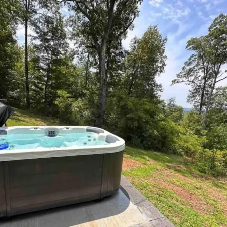 A Still Point Cabin and HOT TUB! Отели в г. Комптон