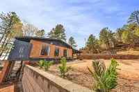 NEW! HUGE 5BR, Hot Tub, Mountain Views, Game Room with Arcade, Lawn Games, BBQ