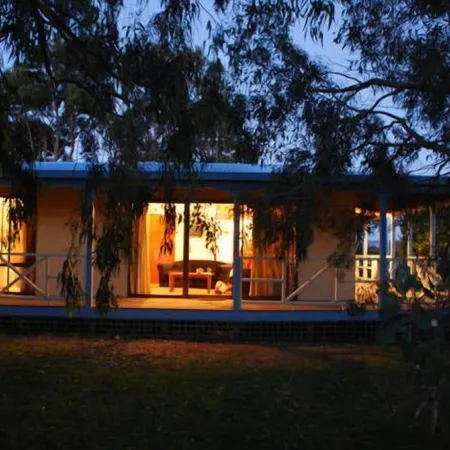 BEAUTIFUL COSY FAMILY HIDEAWAY - FREE WIFI AND FOXTEL - LONG JETTY NOW OPEN!
