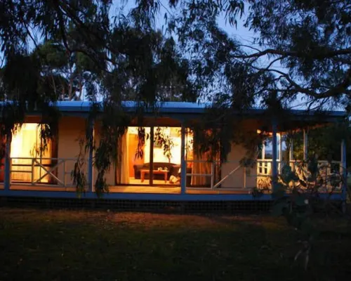 BEAUTIFUL COSY FAMILY HIDEAWAY - FREE WIFI AND FOXTEL - LONG JETTY NOW OPEN! Hotels in Foster
