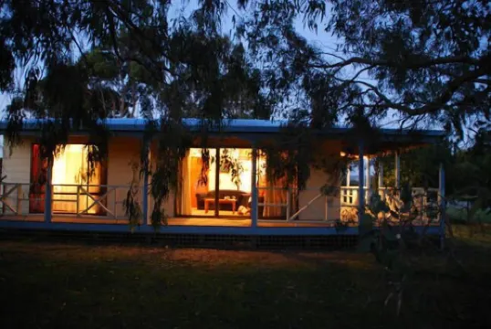 BEAUTIFUL COSY FAMILY HIDEAWAY - FREE WIFI AND FOXTEL - LONG JETTY NOW OPEN!