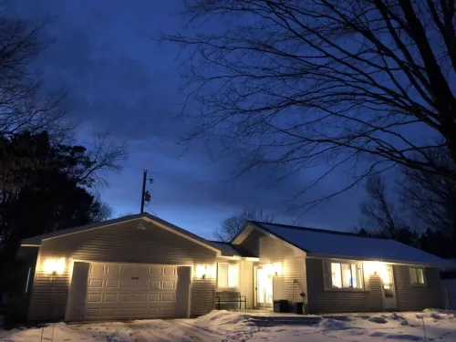 Charming All Sports 2-Bedroom House Near Crystal Mountain and Atv Trails. Hotels in Cleon Township