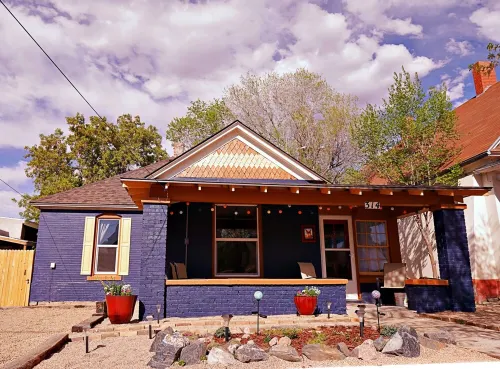 Luxury Funky Fun 420, Walk Downtown wAC–Pets free!