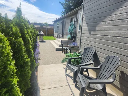 Newly remodeled, sleeps 6, with private backyard! Close to Walla Walla, WA