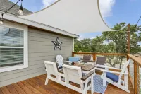 Charming Lake Cottage with Scenic Views - Stylish Hill Country Retreat
