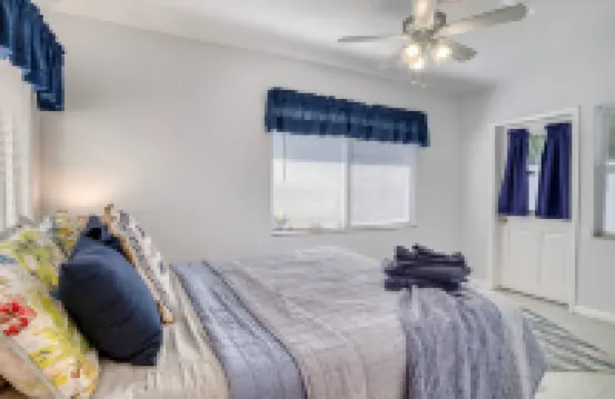 Private Entrance and Shared Pool Access - Charming Island Retreat