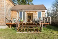 Classic farmhouse with front porch & amazing sunset views - walk to town