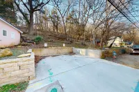 Dog-friendly home with a porch, washer/dryer, balcony, & updated appliances Hotels in Cross Township