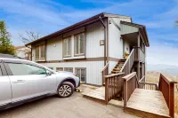Sugar Mountain villa w/mountain & valley views, wood fireplace & close to trails Hotels in Avery County