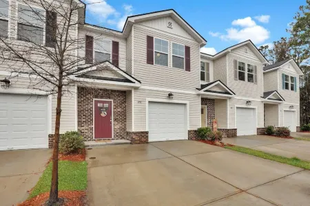 Modern Townhome in Pooler | Pool & Trails Отели рядом с достопримечательностью «Спортивная площадка Стиплчейз»