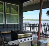 Lakeside, Boat Dock and Hot Tub with This Small Quaint Cottage.