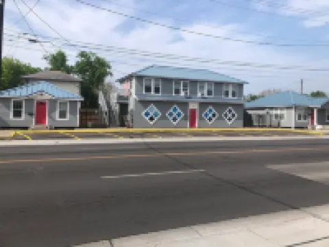 Cozy Oasis with Smart TV and Convenient Access - Charming Urban Retreat