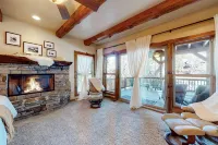 Private alpine hideaway with fireplaces, furnished deck, & designer kitchen - dog-friendly Hotels in Crestline
