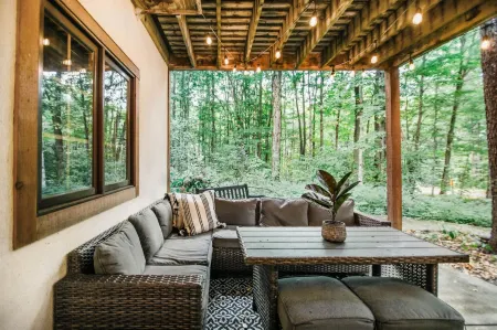 Ski Shuttle, Spacious Patio and Cozy Kitchen - Stunning Mountain Haven