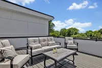 Rooftop Sanctuary and Chic Living Spaces - Exquisite Urban Retreat Hotels in Berry Hill