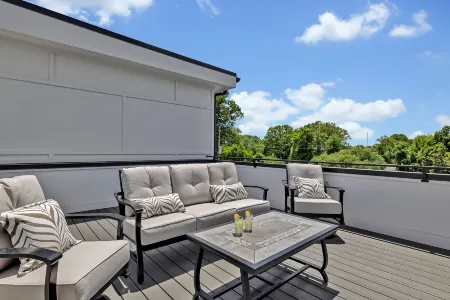 Rooftop Sanctuary and Chic Living Spaces - Exquisite Urban Retreat