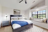 Golf course views with pool access, balcony & grill - prime location