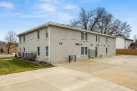 Open Living Space with Natural Light - Charming Modern Haven Hotel a Morton