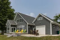 Rare Find|Lakefront Cabin w/ TWO Master Suites Hotels in Portage Township