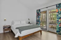 Charming Getaway with Fireplace and Modern Kitchen - Elegant Retreat