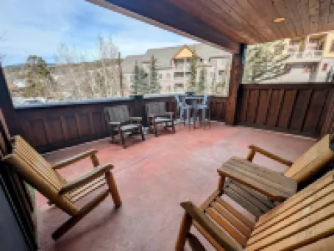 Spacious Deck and Cozy Fireplace - Inviting Mountain Retreat